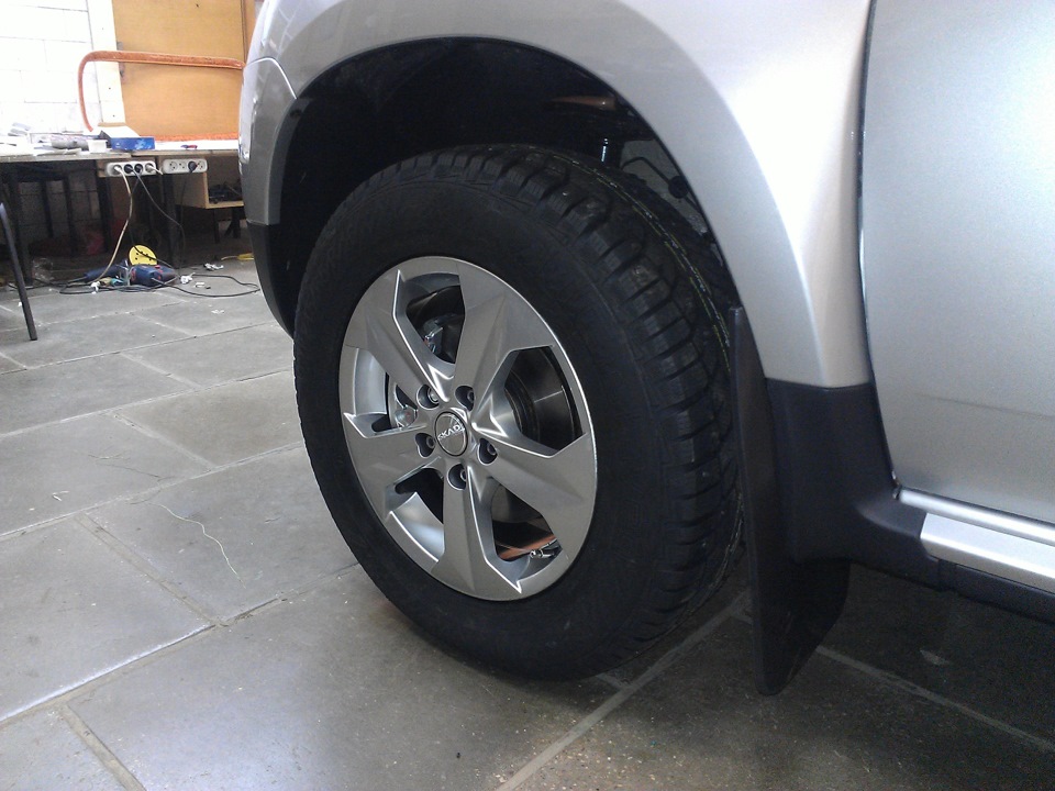 Новые брызговики — Renault Duster (1G), 2 л, 2013 года | тюнинг | DRIVE2