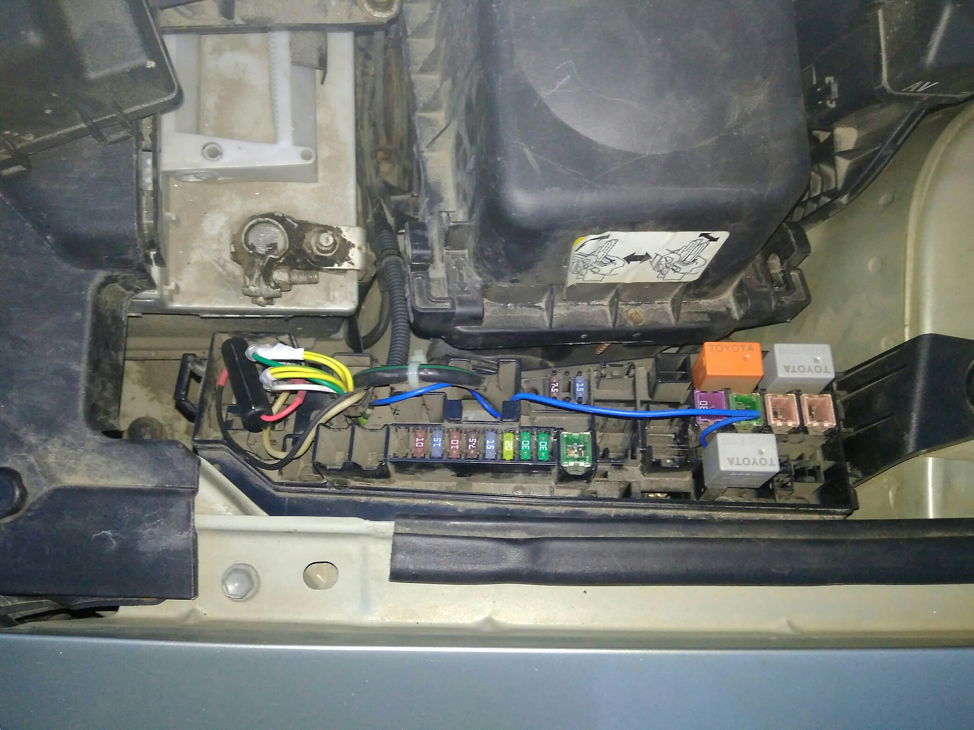 Ваз 2112 дхо под капот. Реле дальнего света камри 40. Взять плюс под капотом. Взять плюс под капотом. Предохранитель ff3 ходовых огней.