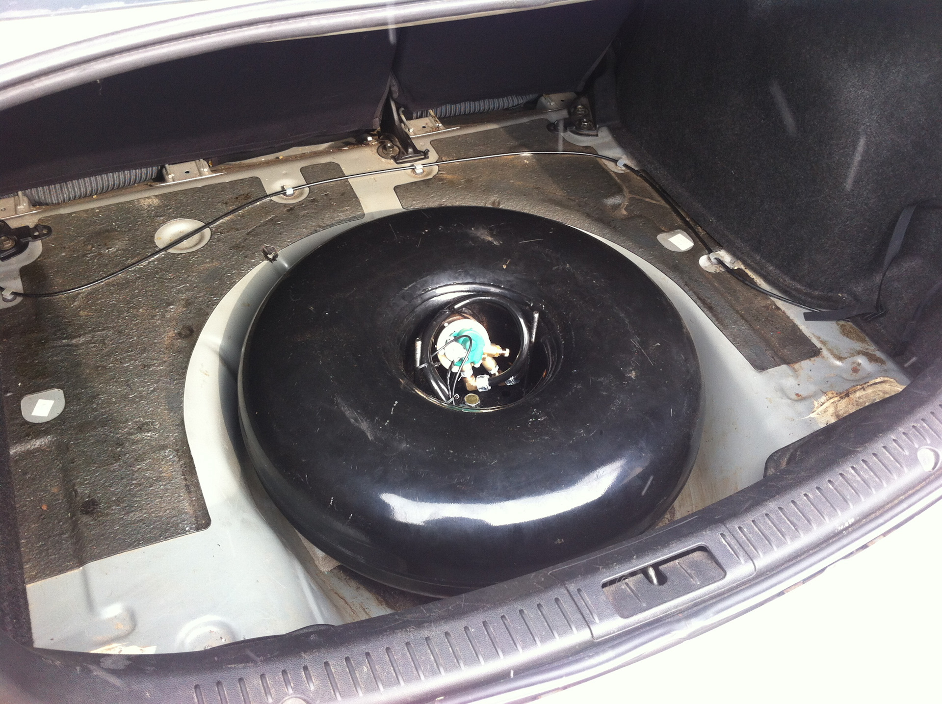 Газовые баллоны для мазды мпв. Гбо на mazda cx-7. Мазда сх7гбо. Мазда 5 гбо. Установка гбо мазда 5.