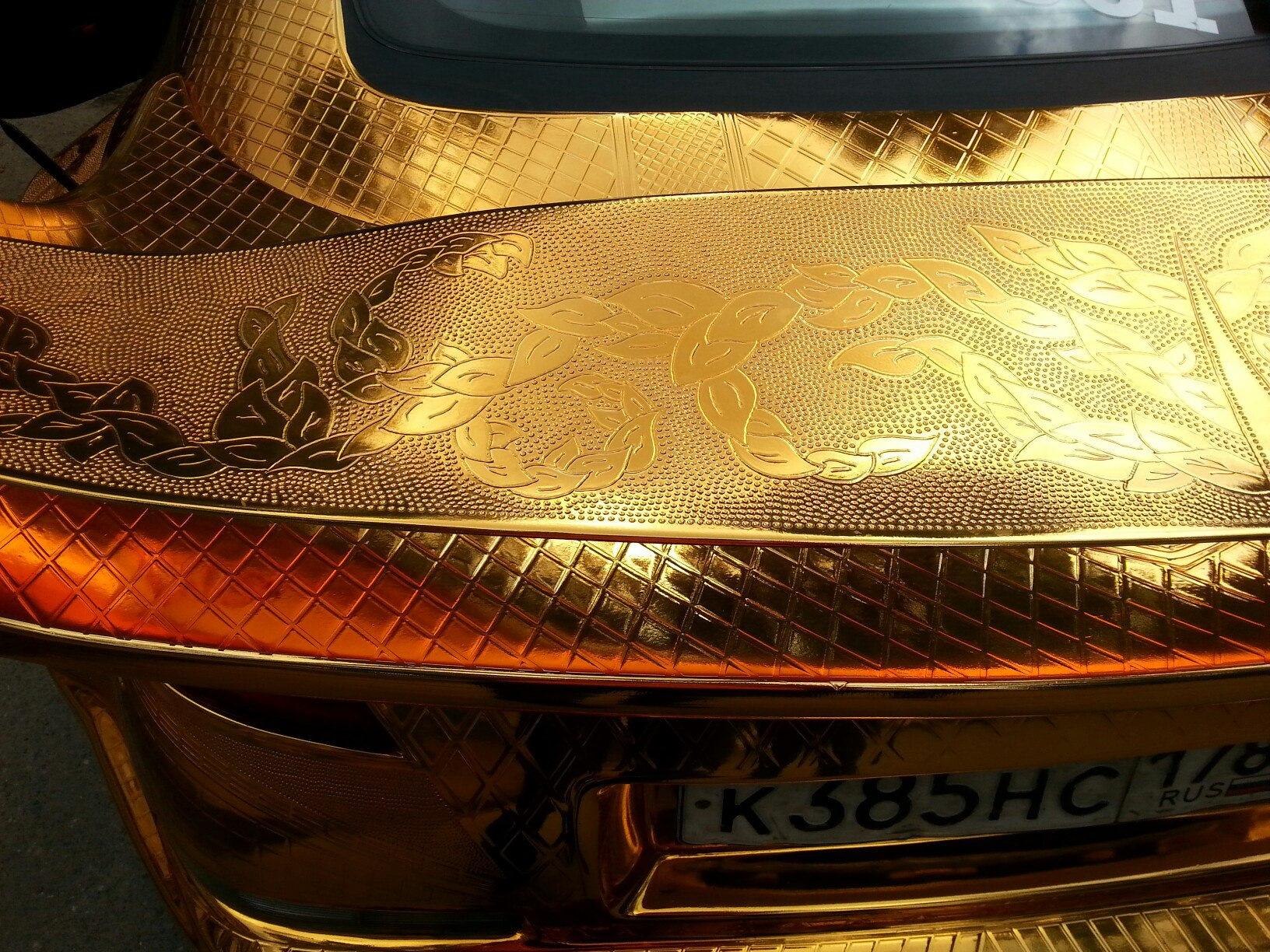 гравировка на автомобиле. виниловая пленка с узором. гравировка кузова автомобиля. роспись машины гравировкой. пленка узорная на авто.