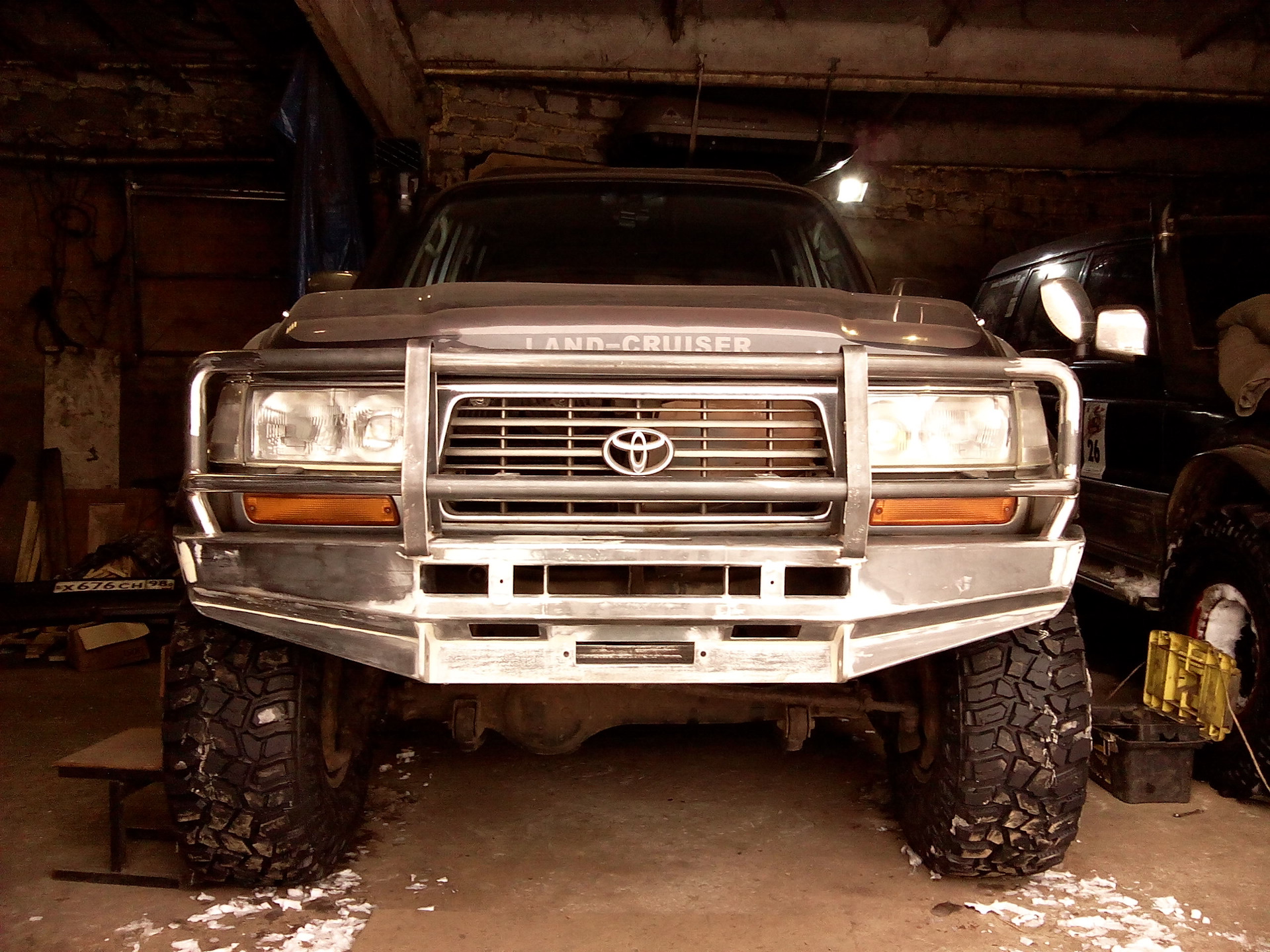 Бампер ленд крузер. Силовой бампер на ленд Крузер 80. Силовой бампер Toyota Land Cruiser 80. Силовые бампера Лэнд Крузер 80. Силовой бампер на Тойота ленд Крузер 80.