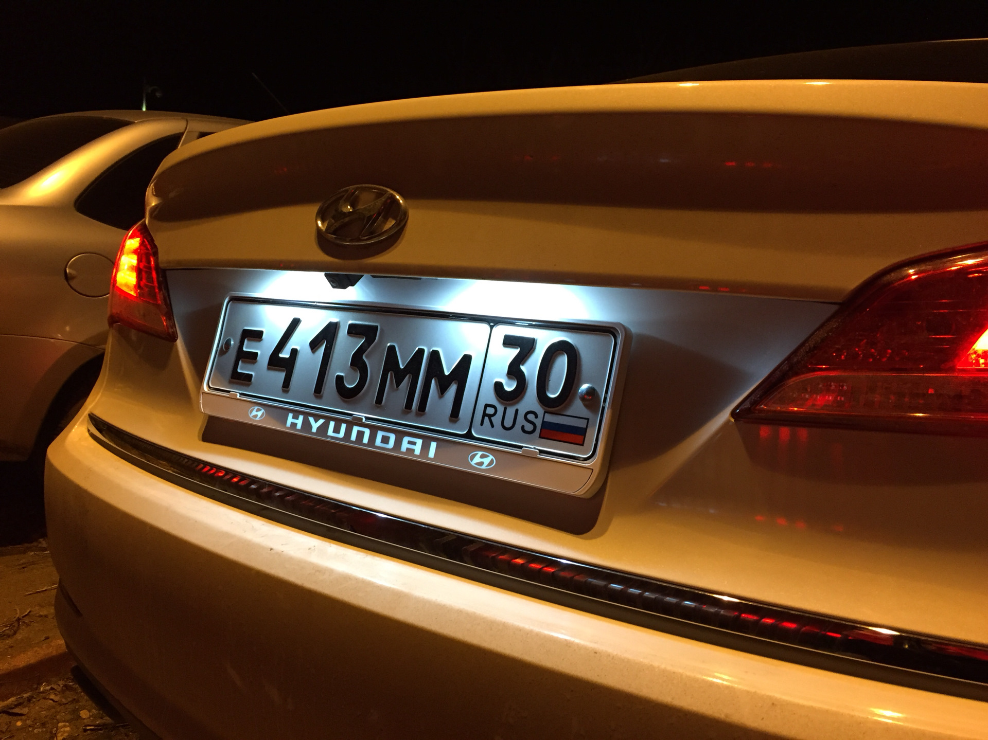 Рамка для автомобиля с подсветкой. Номерные рамки Hyundai. Номерная рамка для Хендай Hyundai Солярис. Hyundai рамка номерного знака. Лампочки номерного знака на Hyundai i40.