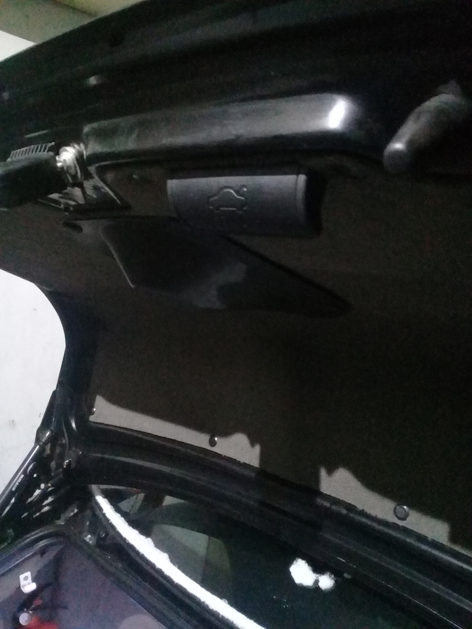 Ручка багажника калина 1. 1118-8212526 накладка крышки багажника 1118. Ручка багажника калина. Накладка крышки багажника 1117 калина универсал. Ручка багажника калина.