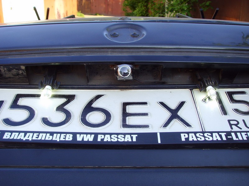 П п номер 95. Защитная планка подсветки номерного знака двери VW t4. Подсветка заднего гос номера. Пассат 4 подсветка номера. Подсветка заднего номера полуприцепов.