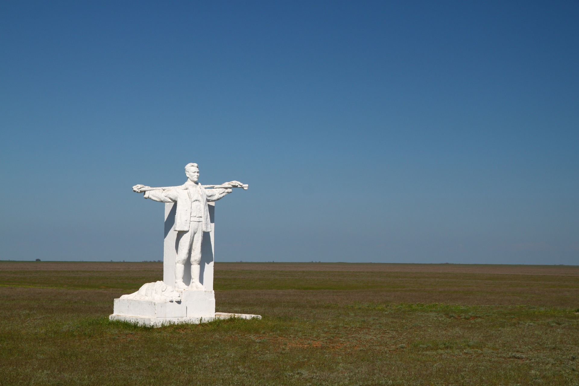 Калмыкия на неделю. Калмыкия пастух. Элиста памятник пастуху. Памятник «пастух Калмыкии». Поселок зурган.