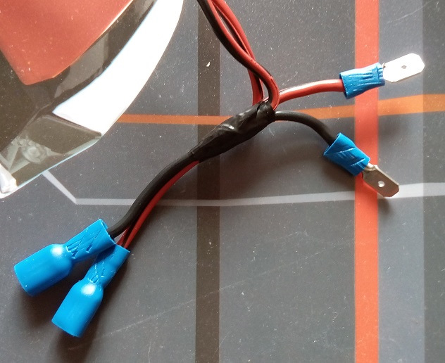 Что бы не портить штатную проводку к прикуривателю сделал такую штуку. Мамки одену на пап в прикуривателе. Папы с другой стороны вставлю в колодку. Отводы идут к питанию моей схемы. — Lada Kalina Cross