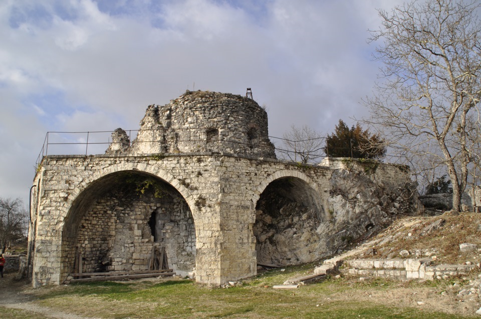 Tsebelda fortress. Цебельдинская крепость Абхазия. Цибилиум Абхазия. Крепость Цибилиум. Село Цабал Абхазия.