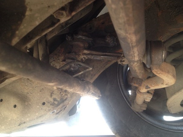 Замена втулок рулевого маятника — Toyota Crown (S140), 2,5 л, 1994 года ...