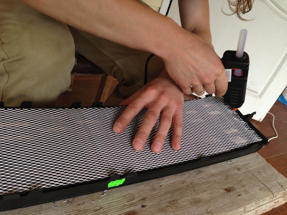 Установка защитной сетки в решетку радиатора на А7 — DRIVE2