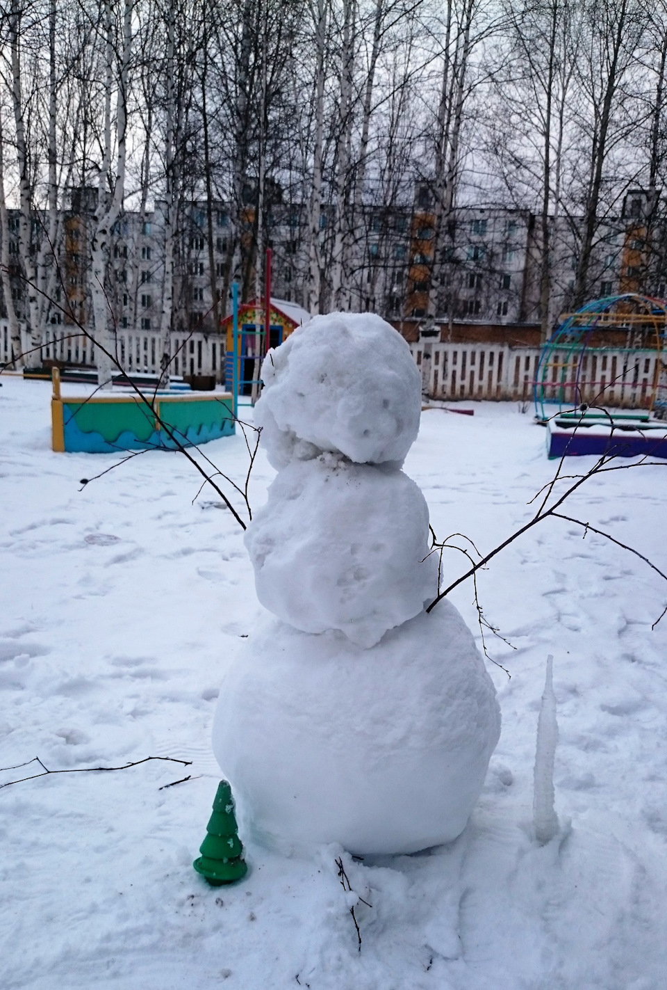 Руки вверх в окно снегопад