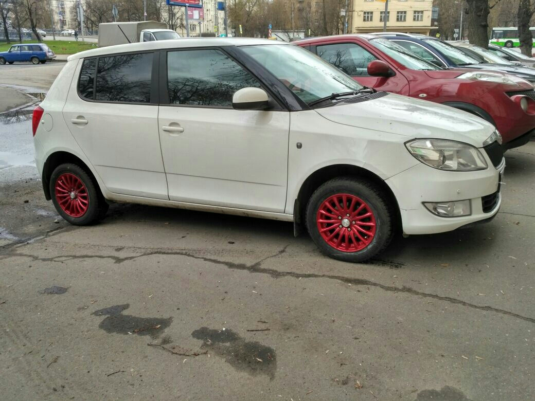 Red Wheels — Skoda Fabia Mk2, 1,6 л, 2014 года | колёсные диски | DRIVE2