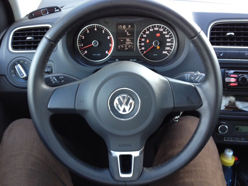 Стоковый кожанный руль — Volkswagen Polo Hatchback Mk5, 1,4 л, 2010 ...