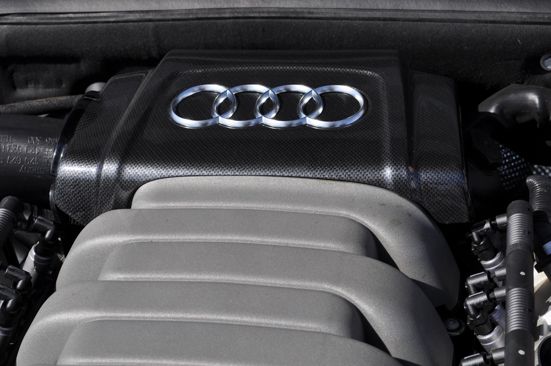 Потом нанесли рисунок под карбон — Audi A4 (B8). Запчасти на фото: 129627