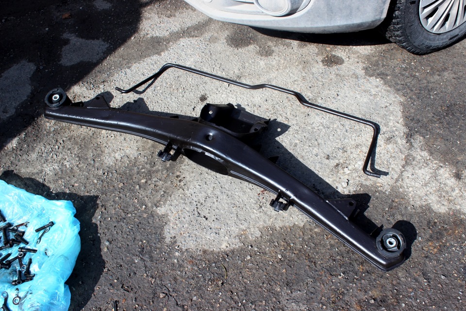 Запрессовка новых сайлентблоков в заднюю балку и удаление остатков ...