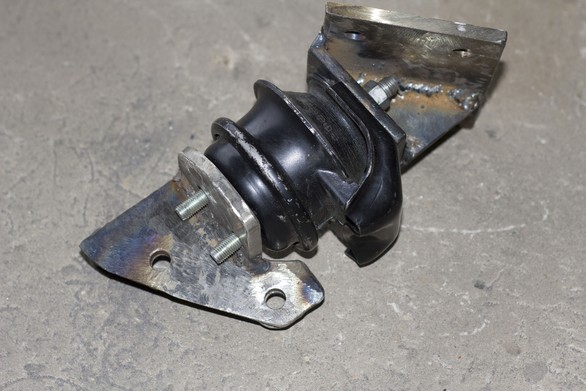 Опора двс ниссан ноут. Крепления двс. Крепления двс. Валик на ниссан ноте запчасть. Крепление двс лапы кта-38.