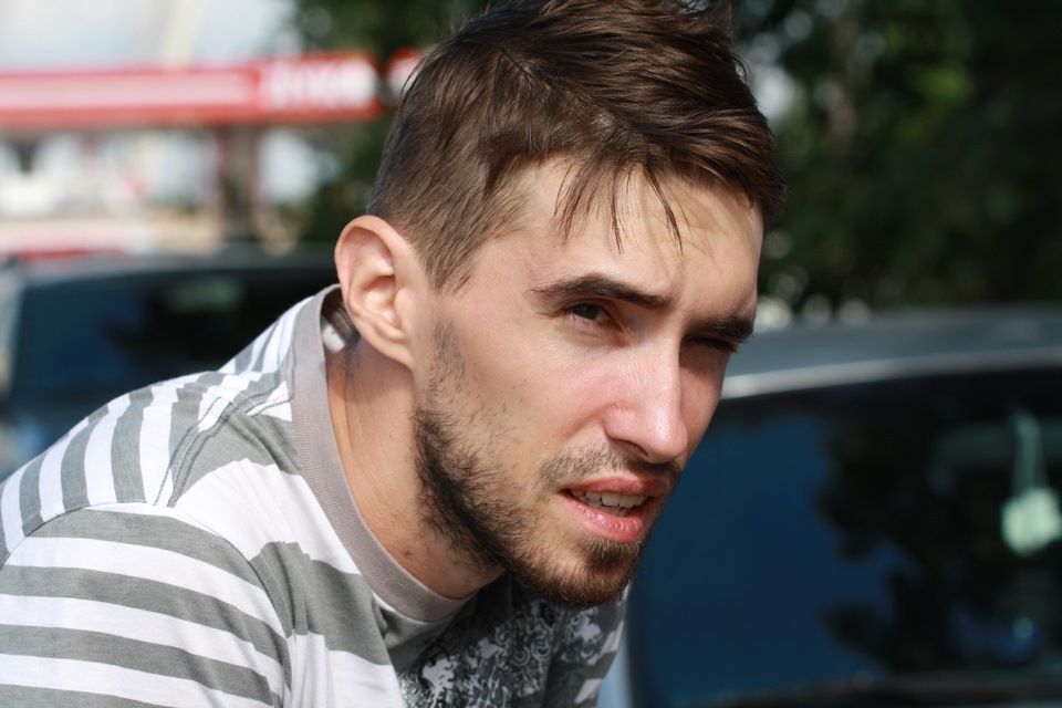 Фотопортрет юноши. Лицо обычной девушки. Лицо 27 летнего мужика. Лицо антона. Причёски мужские короткие.