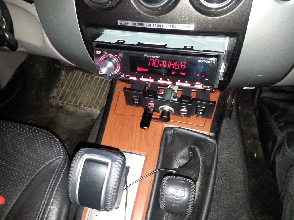 usb розетка mitsubishi pajero sport 2