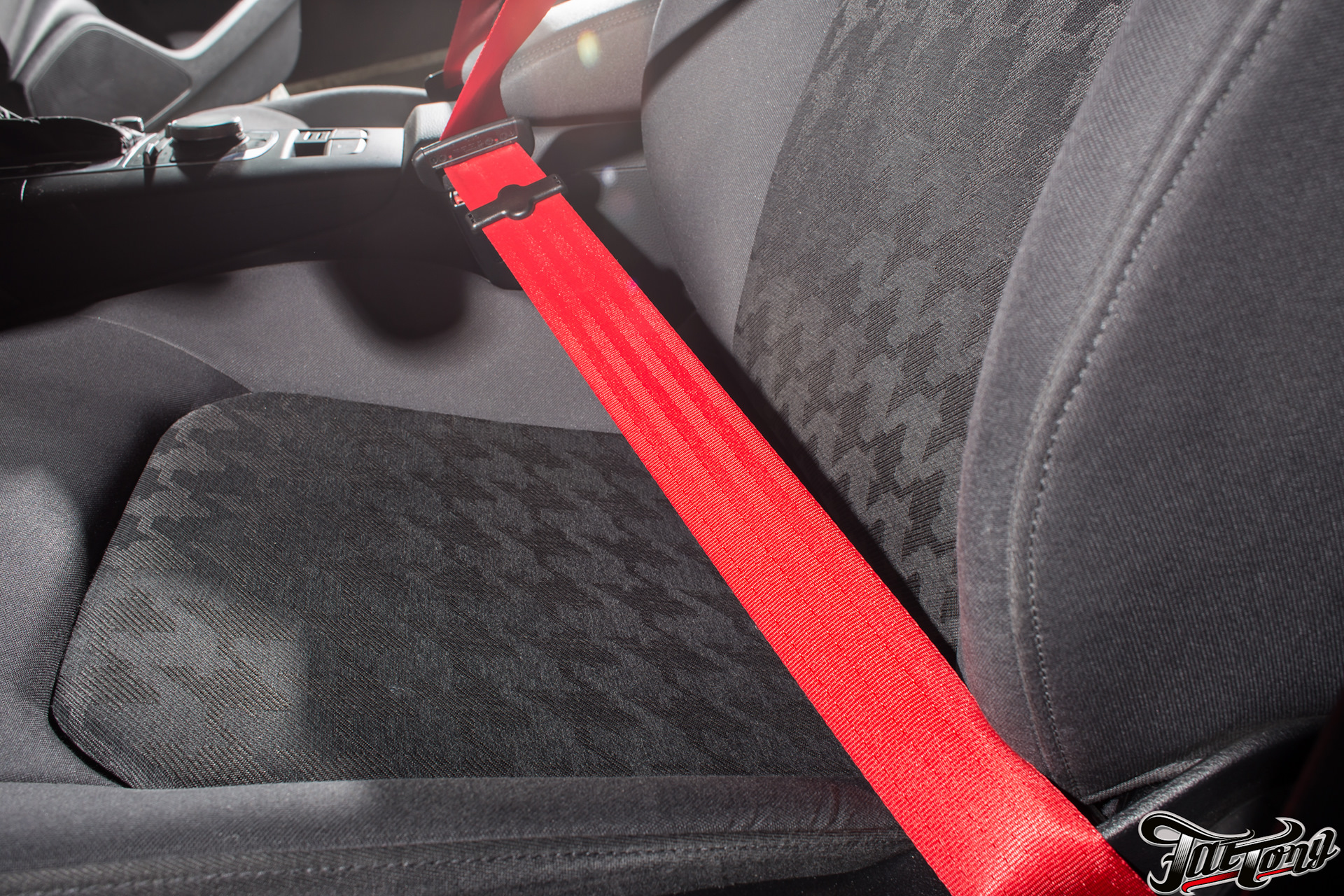 Красные ремни безопасности. Ауди 80 салон ремни безопасности. Красный ремень безопасности Octavia a5 RS. Ауди а6 красные ремни безопасности. Sq7 Audi красные ремни безопасности.