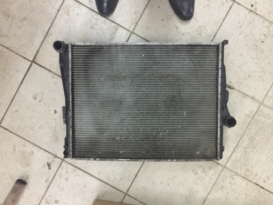 Трещина в радиаторе охлаждения двигателя. — BMW 3 series (E46), 2,5 л ...