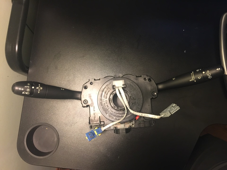 Подрулевой переключатель Peugeot 308 с датчиком положения руля, парт номер: 98 016 686 xt — Peugeot 308 (1G). Запчасти на фото: 98016686XT