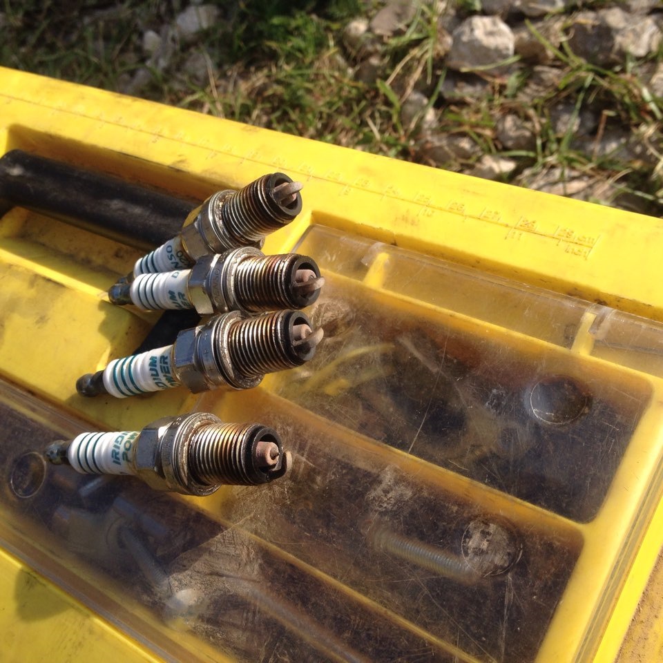 Замена крышки трамблера, прокладка и бегунок + свечи как по книжке ...