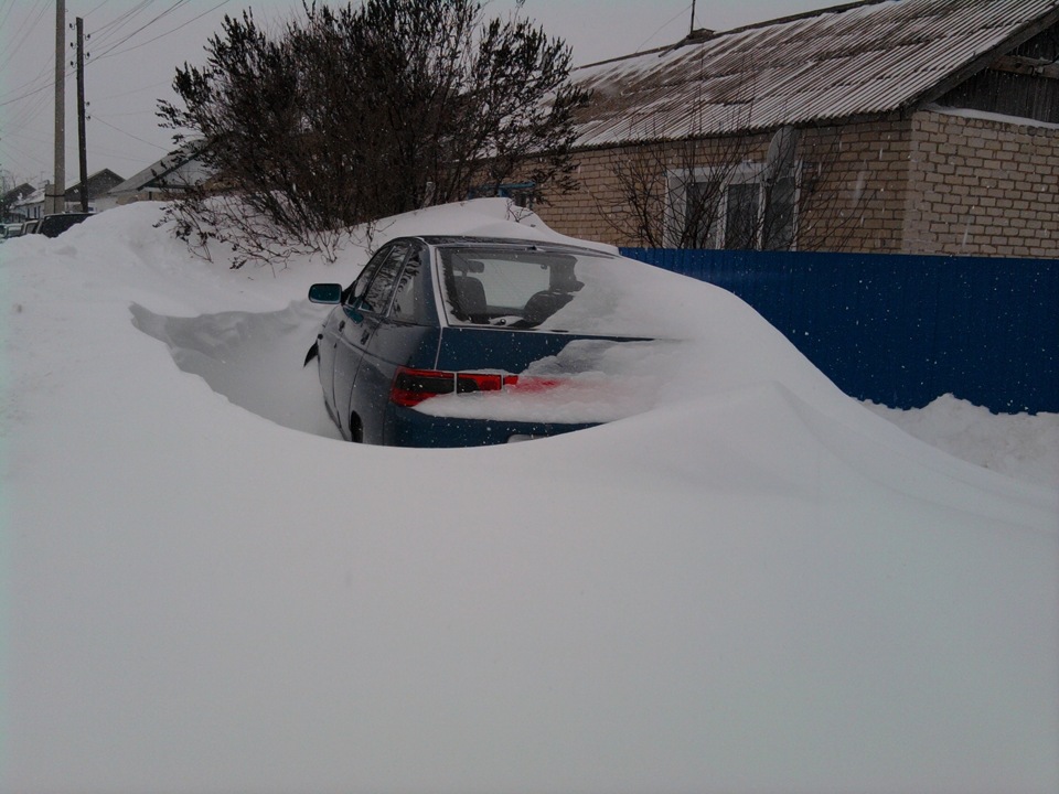 Сугробы замело. Машину замело снегом. Машины под снегом в Норильске. Сильно замело машину снегом.