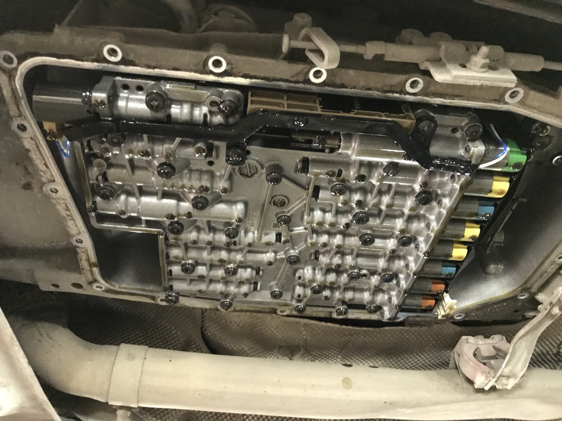 Замена масла в акпп е60. Затяжка поддона 6hp26. BMW e60 535d АКПП. Заливная горловина 6hp19 BMW e60. Обратка в АКПП БМВ е60 6hp21.