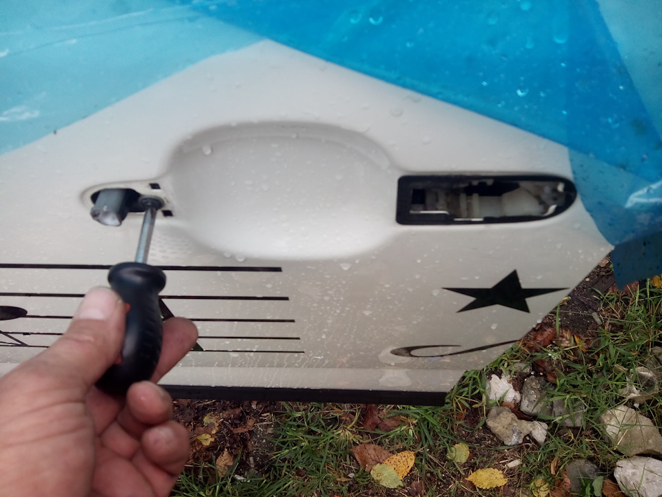 фигурной отверткой откручиваем винт, готово к снятию — KIA Sorento (2G)