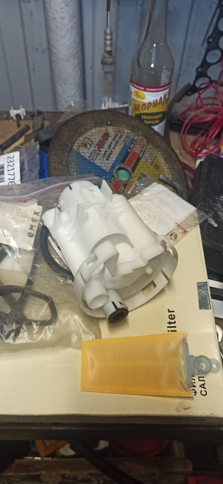 Смена топливного фильтра и сеточки — Toyota Mark II (110), 2 л, 2004 ...