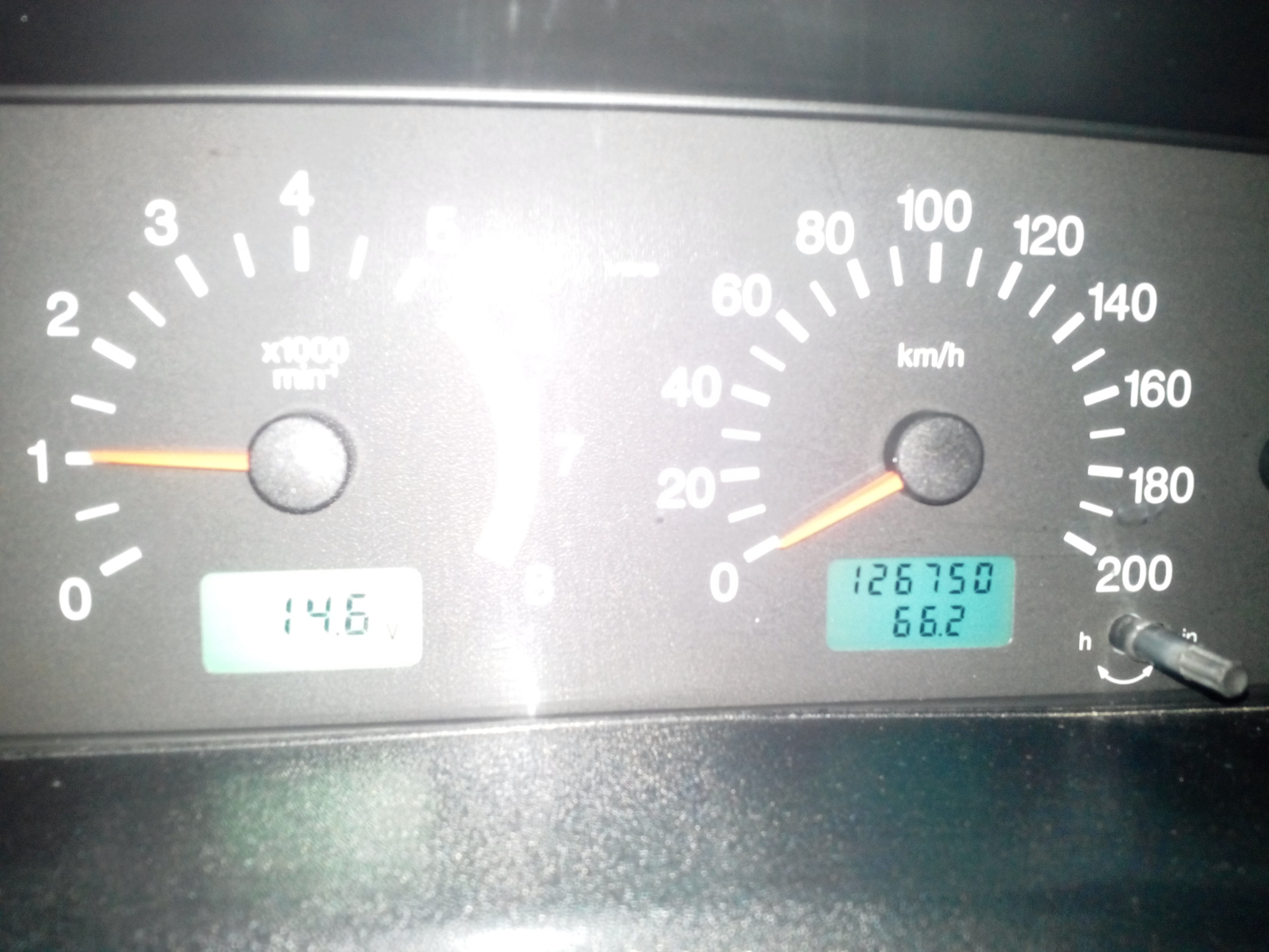 Индикатор заряда акб на шевроле нива. Лампа индикации заряда акб нива 21214. Трехуровневый регулятор напряжения нива 2123. Трёхуровневый регулятор напряжения на ниву шевроле. Нива шевроле какое напряжение должно быть.