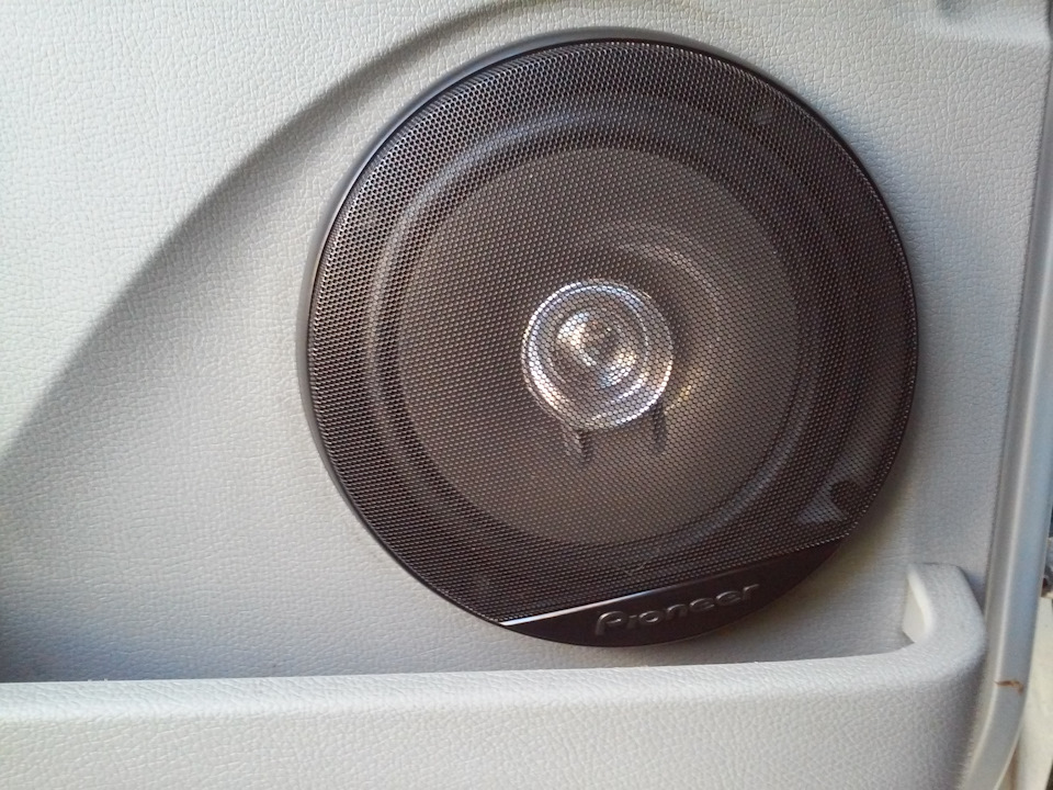 Установка передних динамиков 16" — Renault Logan (1G), 1,6 л, 2005 года ...