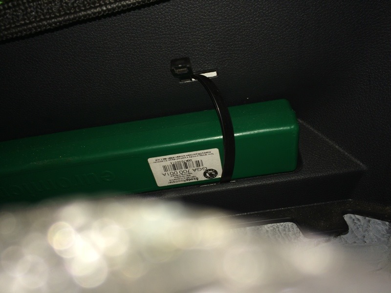 Крепление знака аварийной остановки — Skoda Yeti, 1,2 л, 2011 года ...
