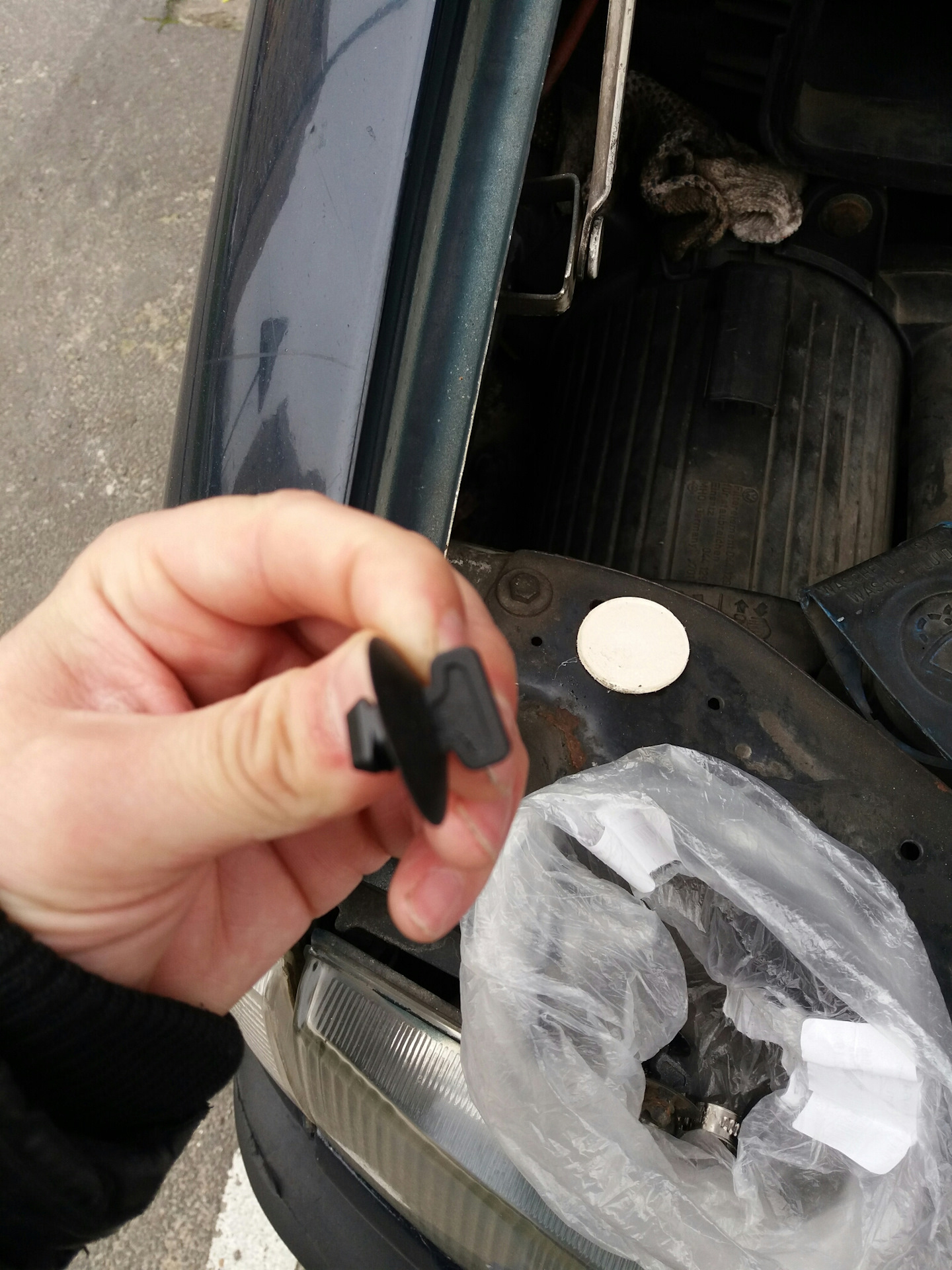 Как снять старые клипсы Покупка клипс капота и фишки дтож - Volkswagen Transporter T4, 1,9 л, 1992 года 