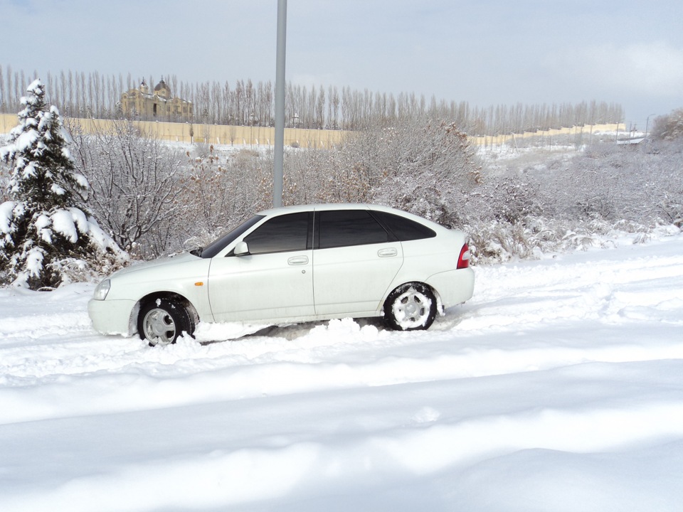 Белая приора зимой