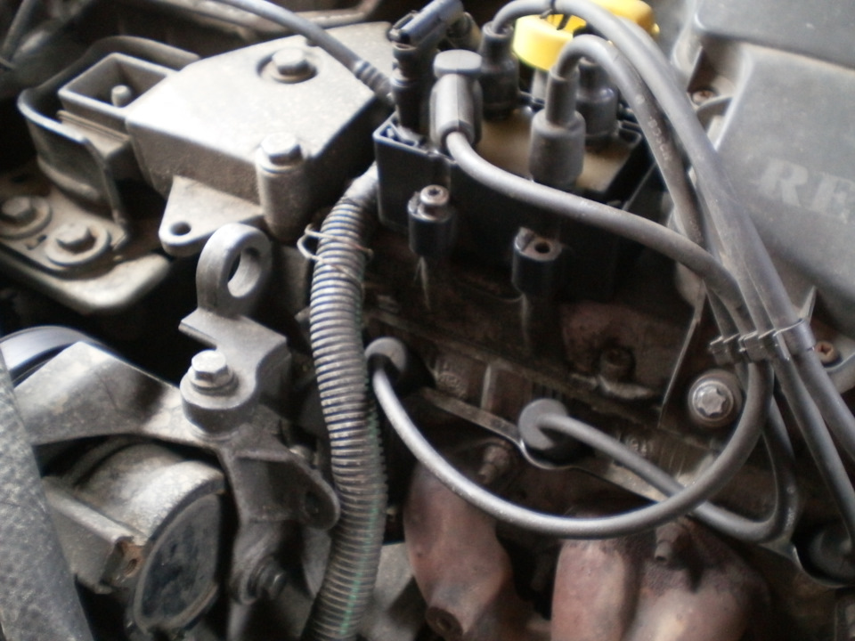 Фото моторного отсека и установка нового датчика разряжения во впускном ...