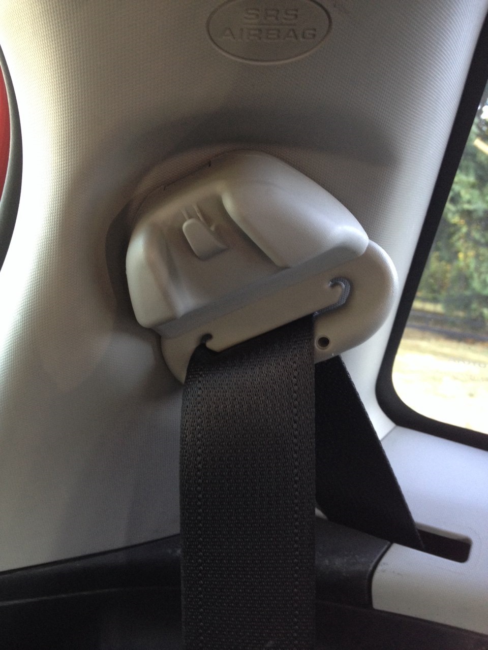 Крепление задних ремней безопасности — Toyota iQ, 1,3 л, 2010 года ...