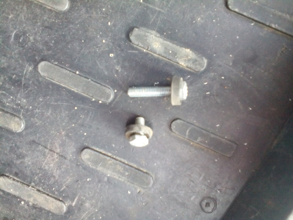 на левую дверь понадобились болтики разных размеров ( в комплект со спойлером не входили) вместо стальных шайб использовал резиновые валялись в гараже не помню от чего — Lada Ларгус