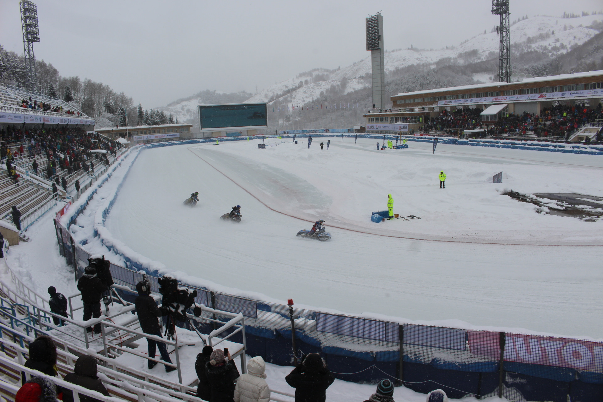 Краска медео 428. Медео 428. Ваз 2109 цвет медео. Каток медео казахстан. Краска vika медео.