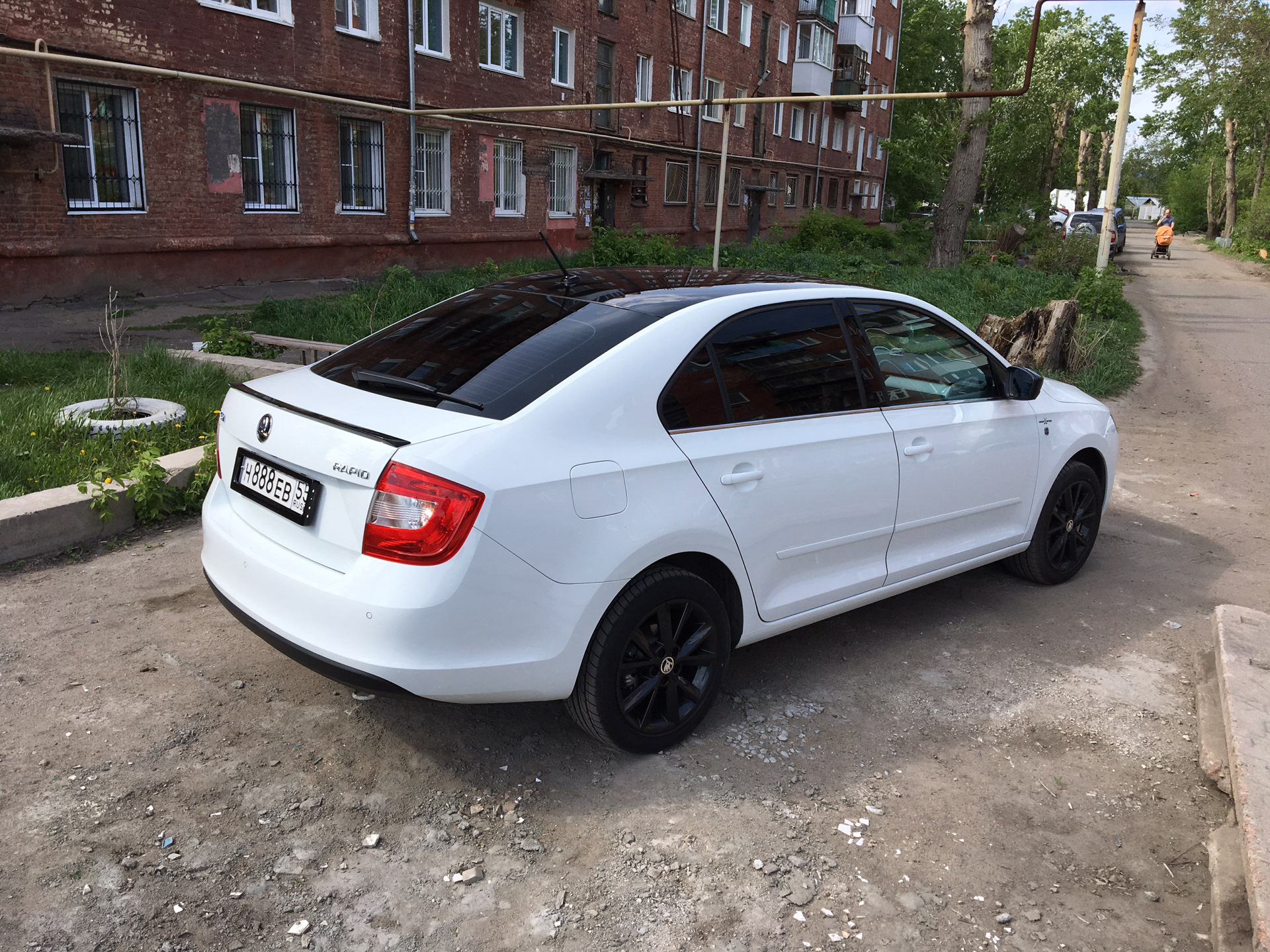 Skoda Rapid белая