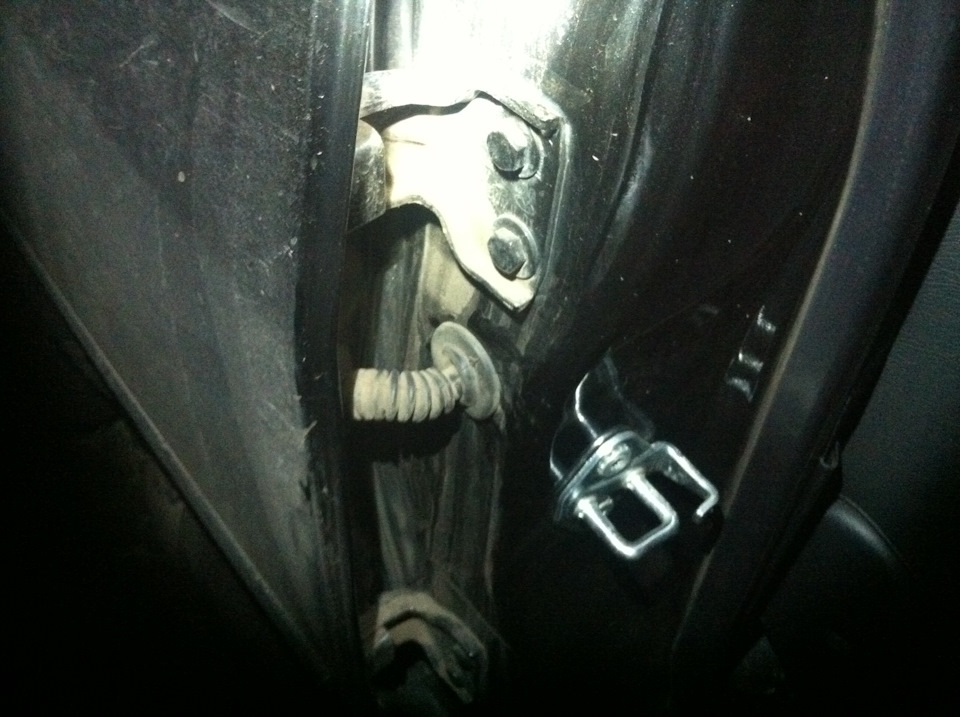 Заглушка в стойке, внутри на проводах фишки — Great Wall Hover