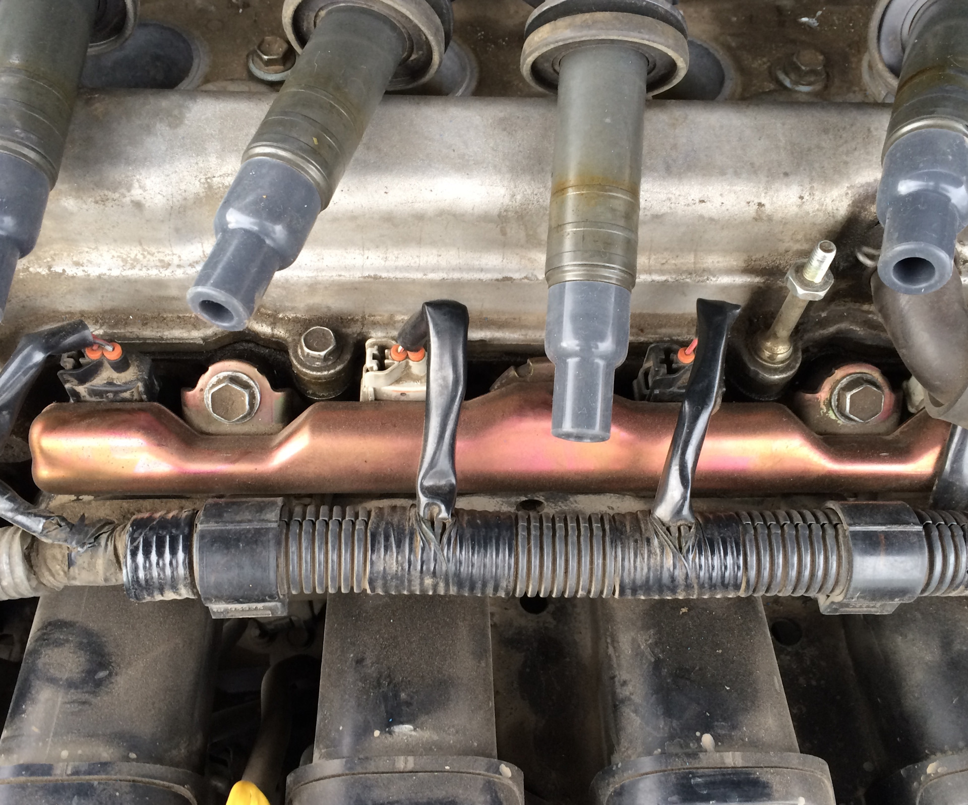 Тойота датчики двигателя 3zz-fe. Катушка зажигания 1zz-fe. Катушка зажигания тойота авенсис 1. Катушка зажигания toyota corolla 120. Мотор beams 1g fe ремни навесного.