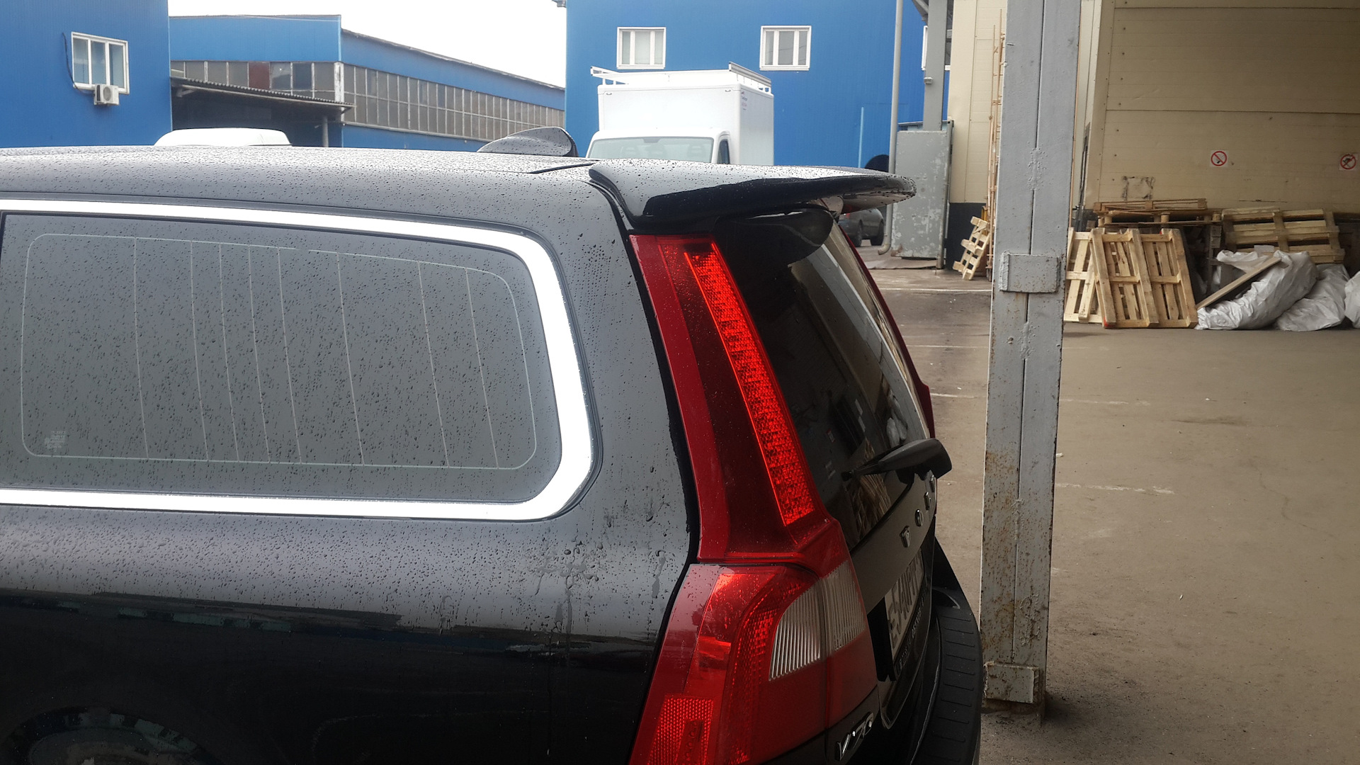 Камера заднего для лансер 10 спортбэк. Установка заднего спойлера. Установка заднего спойлера. Шкода йети задний спойлер. Задний спойлер субару импреза 2001 года.