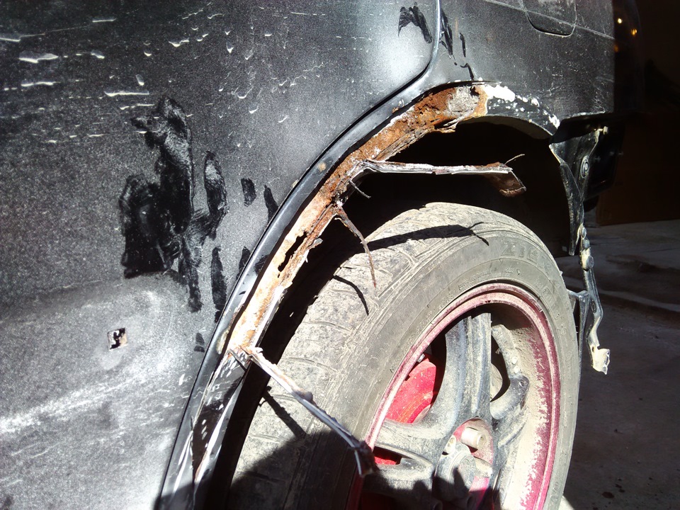 Сгнили внутренние арки хонда цивик 4д. Гниет арка задняя. Гниет арка задняя. Гнилые арки приора. Гниет арка задняя.