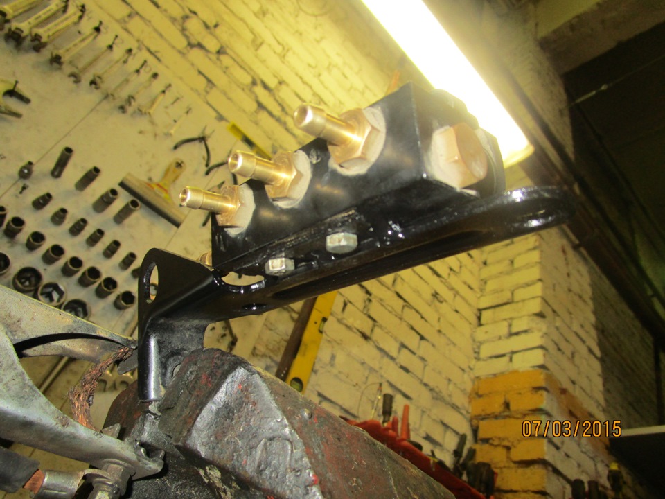 площадка под правый ряд газовых форсунок — Mitsubishi Pajero (2G)