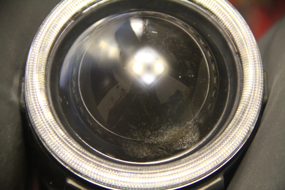 хрустальная оптика что это. cf27984s 960. хрустальная оптика что это фото. хрустальная оптика что это-cf27984s 960. картинка хрустальная оптика что это. картинка cf27984s 960. Если в фаре один рефлектор (односекционные фары), то он используется одновременно и для ближнего, и для дальнего света; при внимательном рассмотрении в нем можно увидеть конструктивно выделеные области, соответствующие ближнему и дальнему свету (рис. 1). В таких фарах используются двухнитевые лампы типа H4. В двухсекционных фарах соответственно два рефлектора, один из которых формирует дальний свет и находится как правило ближе к центру кузова, другой отвечает за ближний свет (рис. 2). Очень редко встречаются машины с двухсекционными фарами, одна секция в которых отвечает за ближний/дальний, а другая за противотуманный свет.