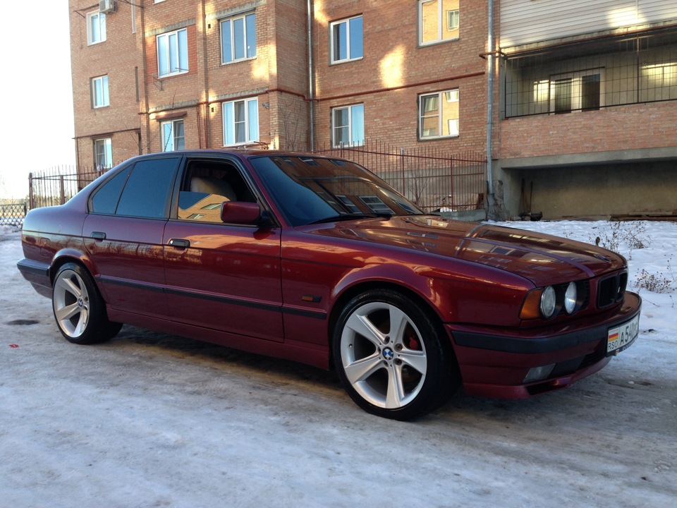 BMW e34 темно красная