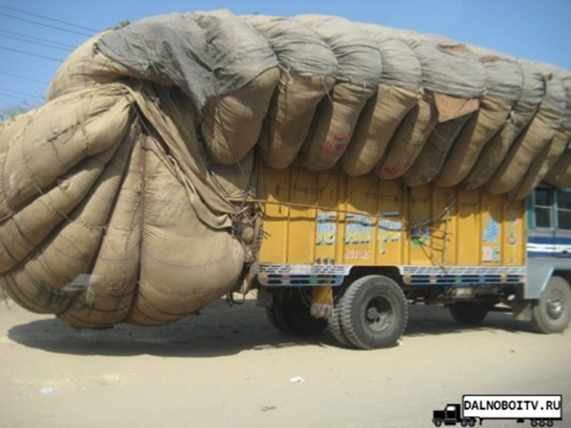 Перегруженный грузовик в Индии