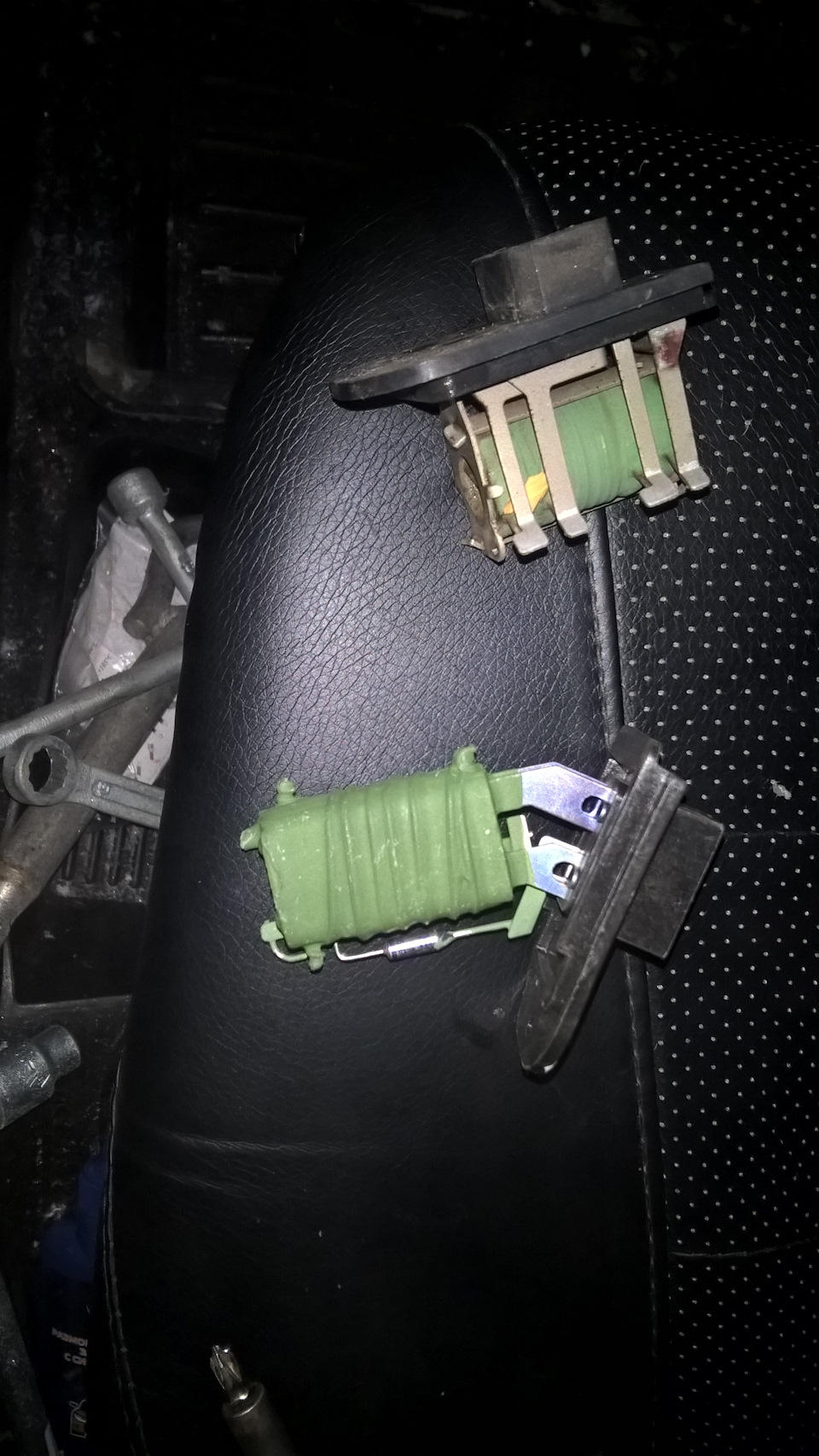 Замена резистора печки — Lada Приора хэтчбек, 1,6 л, 2012 года ...