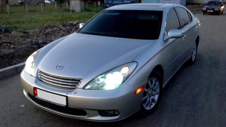 Яркий Lexus ES300