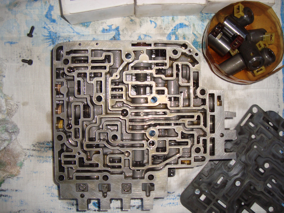 Сняв железную прокладку, всё чистил растворителем и зубной щёткой, соленойды замочил в растворителе — Volkswagen Bora (1G)